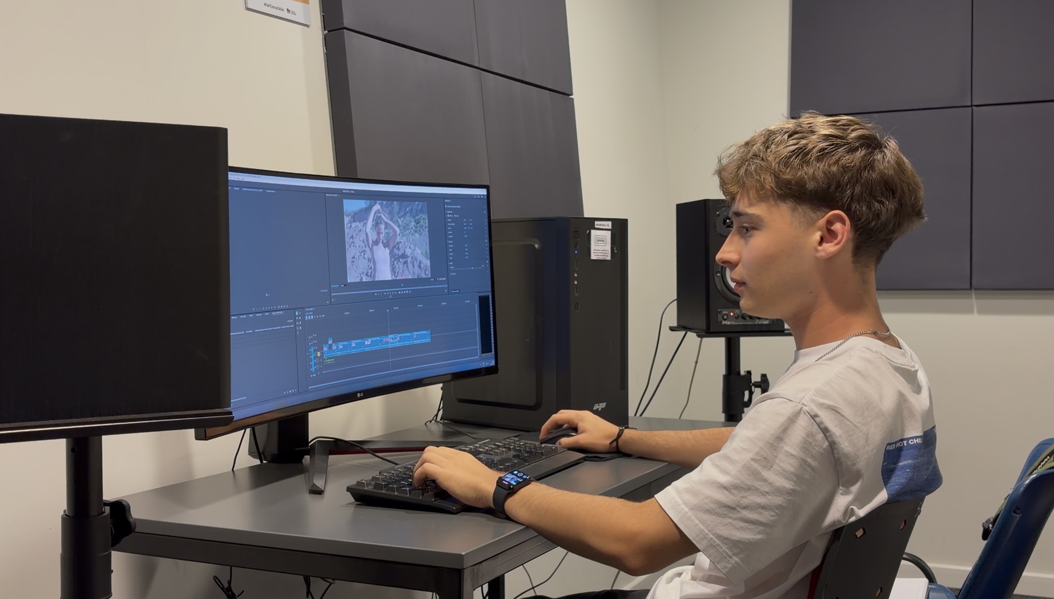 Roque Casalia editando video